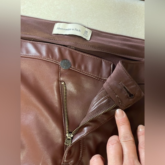 Abercrombie & Fitch Curve Love Criss-Cross Waist
Vegan Leather 90s Straight 22 - Picture 6 of 13